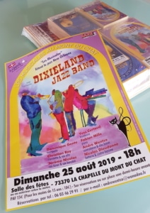 Affiche A3 posée sur une table